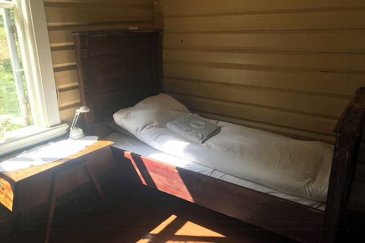 Bauernhof aus dem Jahr 1770 mit schwimmender Sauna am See in Drangedal