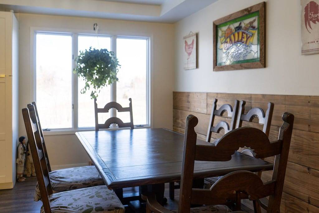 Spacious family home with luxe beds, fenced in back yard, heart of town! in Davenport, Quad Cities