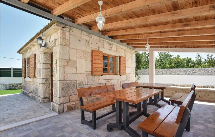 Apartamento vacacional entero, Encantador apartamento de 2 dormitorios con vistas al mar, piscina y aparcamiento en Trogir in Trogir, Condado de Split-Dalmacia