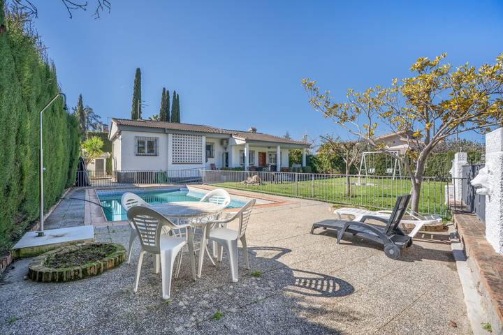 Casa de Férias 'El Rincón De Los Pinos' com Vista para a Montanha, Wi-Fi e Ar Condicionado in Gójar, Granada Província