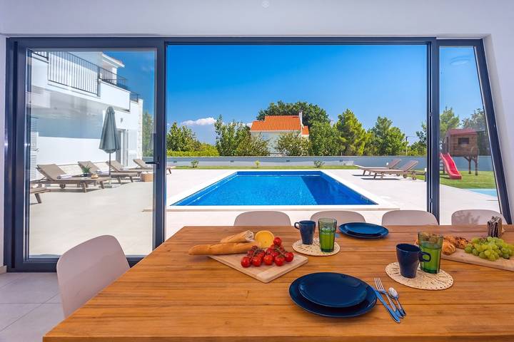 Villa Almic with heated pool, 5 bedrooms, Media room,multi-use playground court in Naklice, Omiš-Riviera