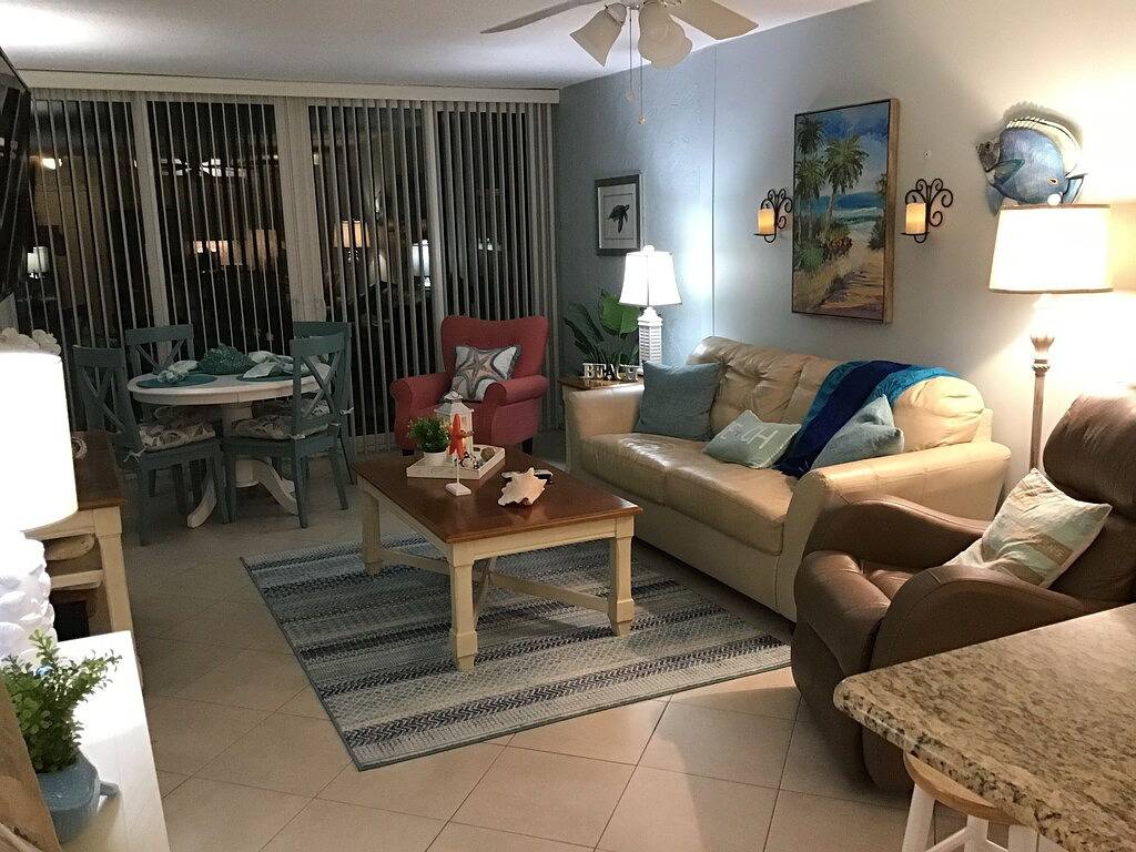 Ganze Wohnung, Neue Auflistung:! Gut ausgestattete Wohnung im 1. Stock am Ocean Village Private Beach in Fort Pierce, Hutchinson Island