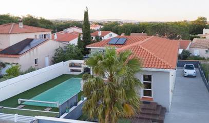 Gîte pour 10 personnes, avec jardin ainsi que terrasse et piscine à Trouillas