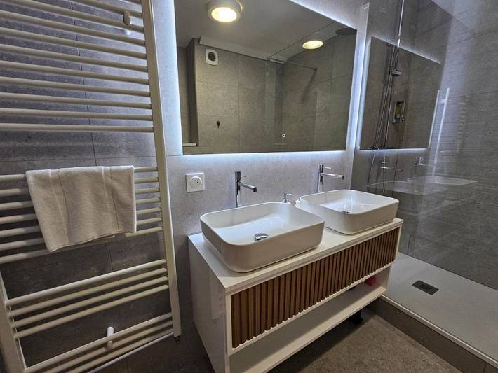 Location de vacances pour 4 personnes, avec piscine ainsi que vue et jardin à Bourgvilain - 3