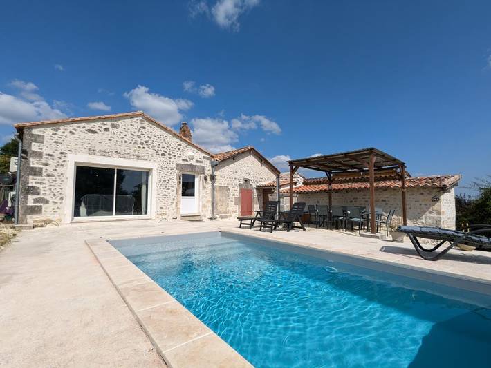 Gîte pour 11 personnes, avec jardin à Magnac-Lavalette-Villars