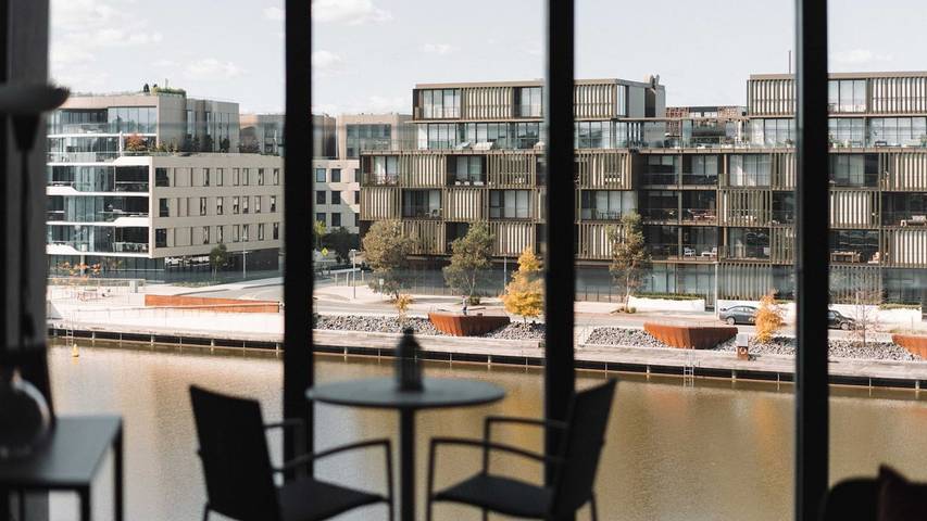 Holiday letting for 2 people, with balcony/terrace and lake view in Canberra