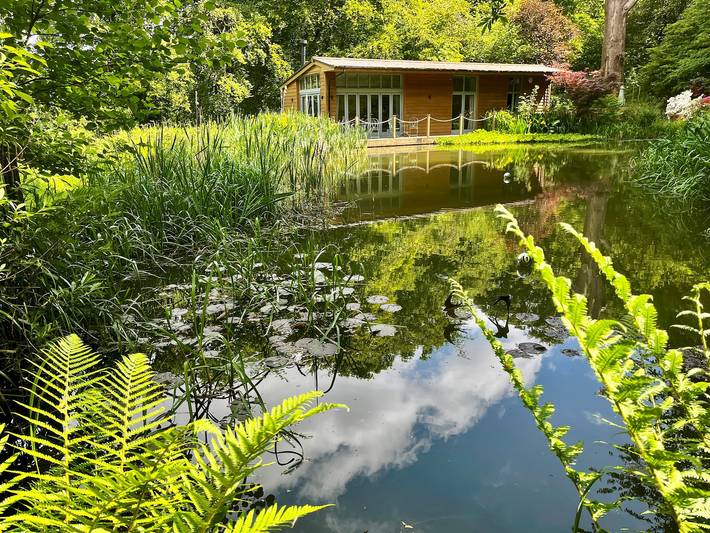 Secluded, New Forest Riverside Lodge in Fordingbridge, Hampshire