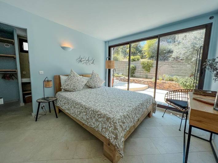 Location de vacances pour 10 personnes, avec vue sur le lac ainsi que jardin et vue, animaux acceptés dans Plage des Sablettes - 4