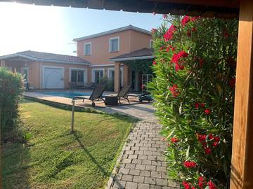 Gîte pour 6 personnes, avec vue ainsi que piscine et terrasse, animaux acceptés à Mauzac
