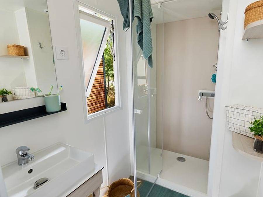 Camping Lac de Saint-Point Lamartine - Mobilheim 4 personen - Premium 33m² - 2 Schlafzimmer - überdachte Terrasse in Mouthe-Lac et Mont d’Or, Doubs