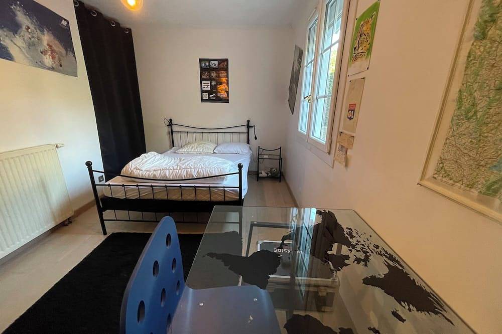Crémieu, calm and relaxation, 2 steps from the center. in Crémieu, La Tour-du-Pin region