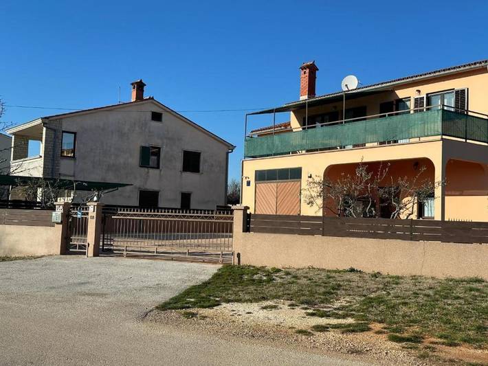 Ferienwohnung für 6 Personen, mit Balkon und Garten sowie Pool, kinderfreundlich