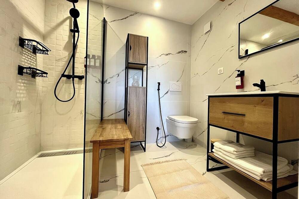 Charming vineyard guesthouse in Saint-Sulpice-de-Faleyrens, Libourne region