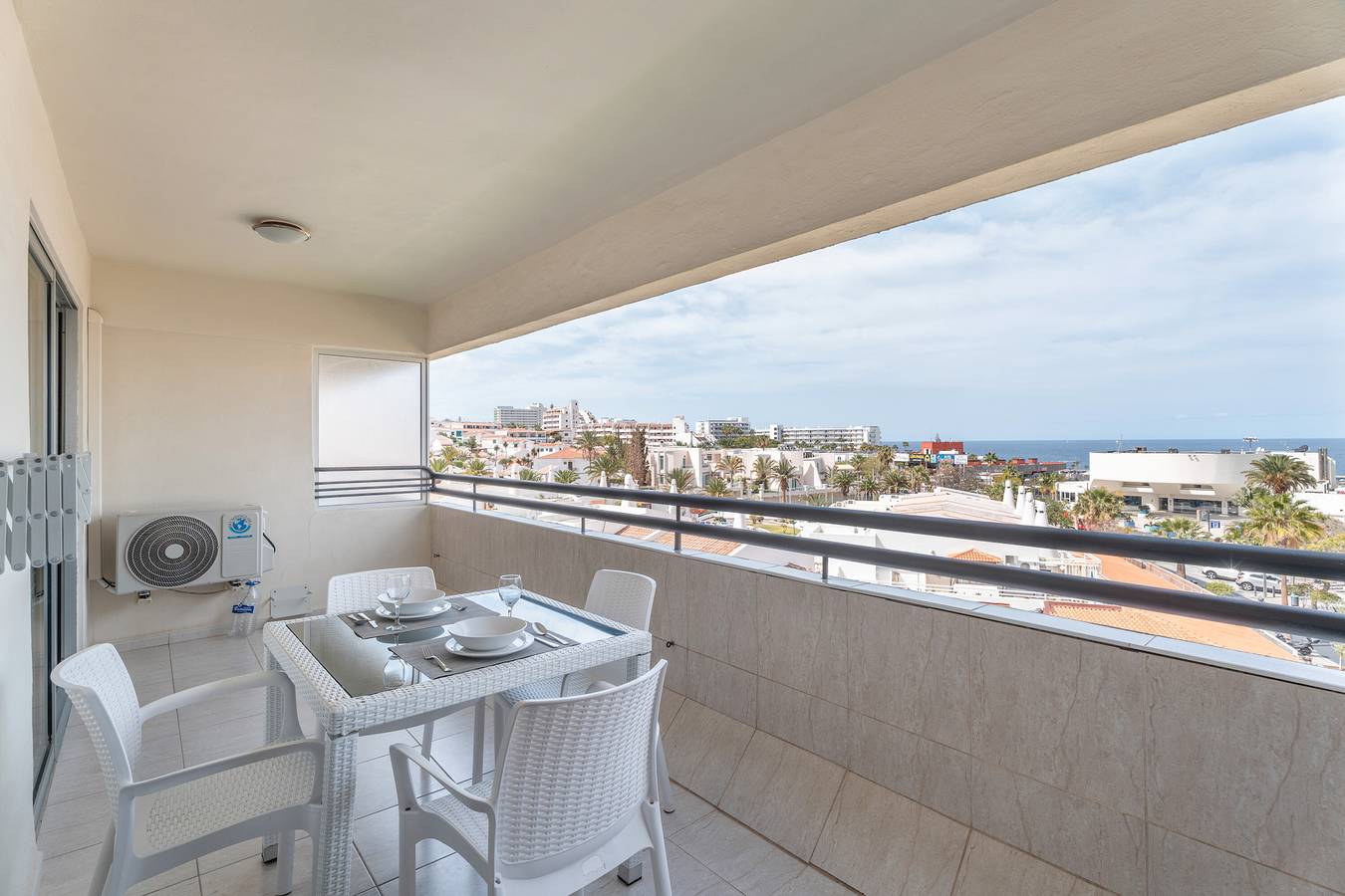 Hel lejlighed, Vacation Home 'Santa Maria 151' with Sea View, Shared Pool & Wi-Fi in Playa Puerto Colón, Adeje