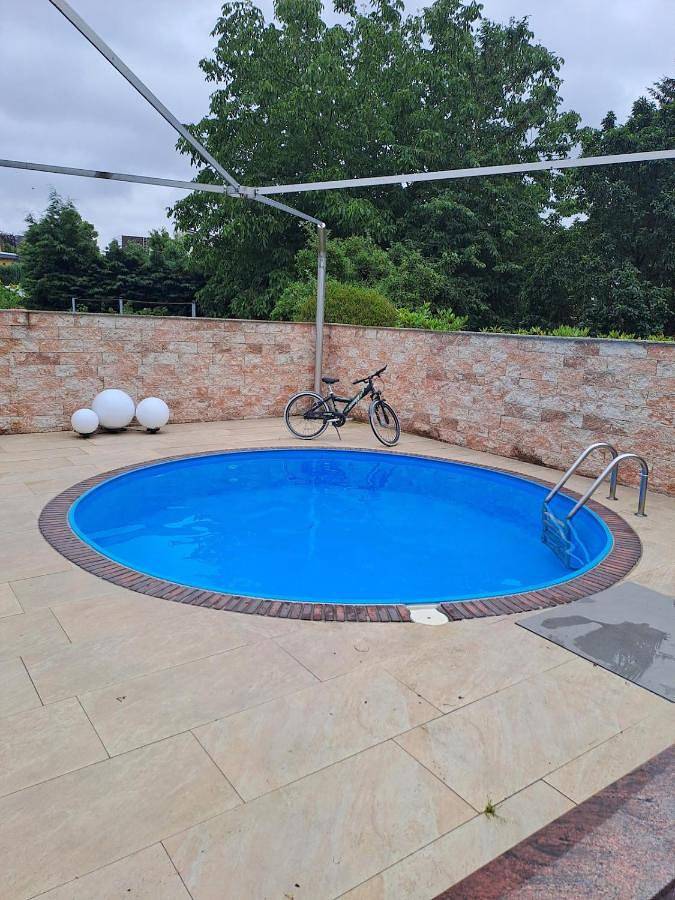 Villa für 4 Personen, mit Pool und Ausblick sowie Terrasse und Garten - 1