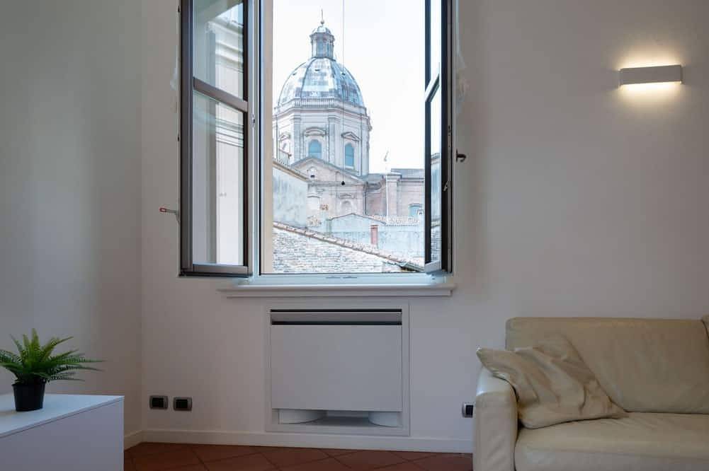 Ganze Wohnung, Guesthost - Elegant apartment of 193 sqm located on the first floor of a vintage building with elevator (5 steps to access), able to accommodate up to 7 people.The accommodation is located near the city center of Mantua, in just 15 minutes walk you can r in Mantua, Mantua Provinz