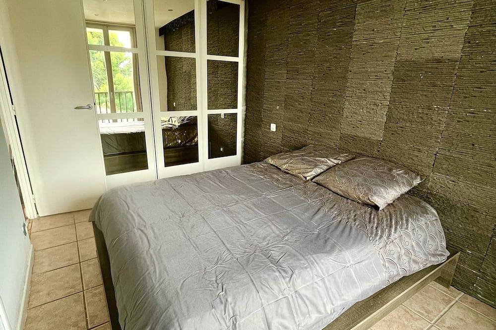 Entire apartment, Superbe apt Chic and Luxury vue sur les Collines de Marcel Pagnol Rental car in Marseille, Marseille region