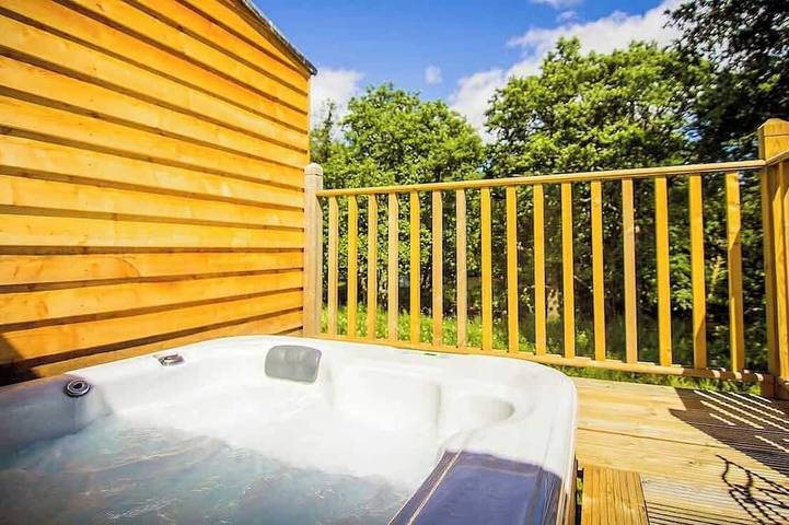 Glamping for 2 people, with hot tub and balcony in Stirling region