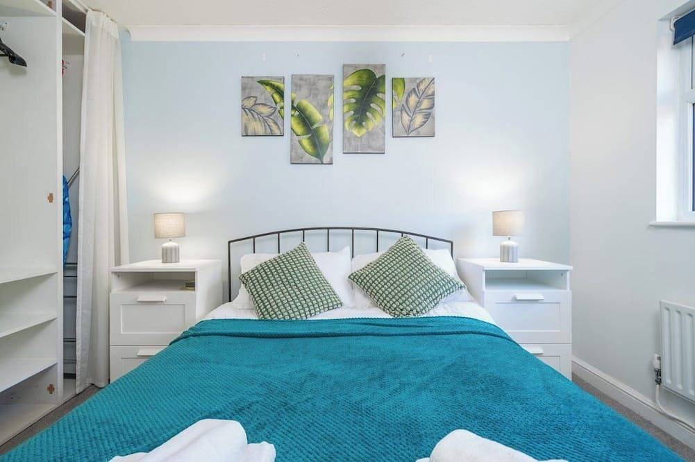 Entire apartment, 1 Bedroom Apartment with Garden in Charming Crawley and Free Parking in Crawley, West Sussex