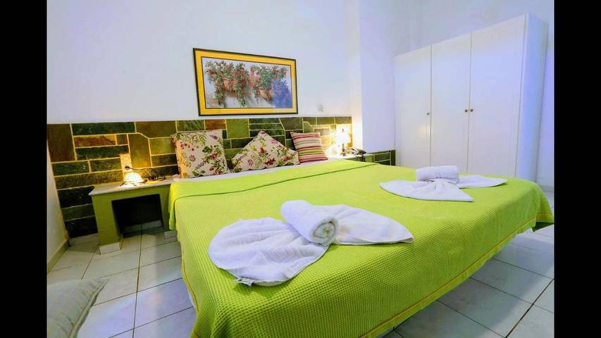 Hôtel pour 2 personnes, avec piscine ainsi que terrasse et jardin, animaux acceptés
