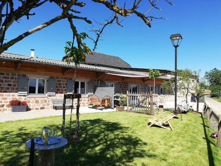 Location de vacances pour 6 personnes, avec jardin ainsi que piscine et terrasse à Nauviale
