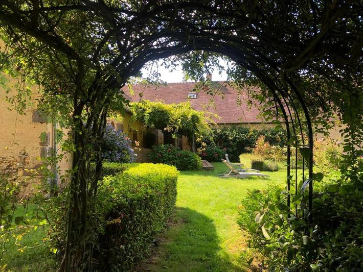 Maison d’hôte pour 2 personnes, avec sauna ainsi que jardin et jacuzzi dans Sainte-Sabine-sur-Longève