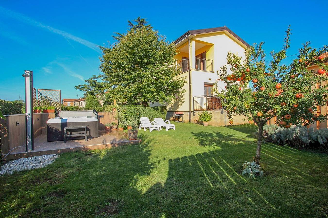 Cozy Ferienhaus mit Jacuzzi, Garten, Aussendusche, Grill in Dajla, Umag und Umgebung