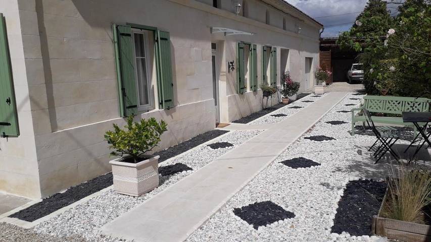 Location de vacances pour 3 personnes, avec vue ainsi que jardin et terrasse, animaux acceptés à Saint-Simon-de-Bordes - 2