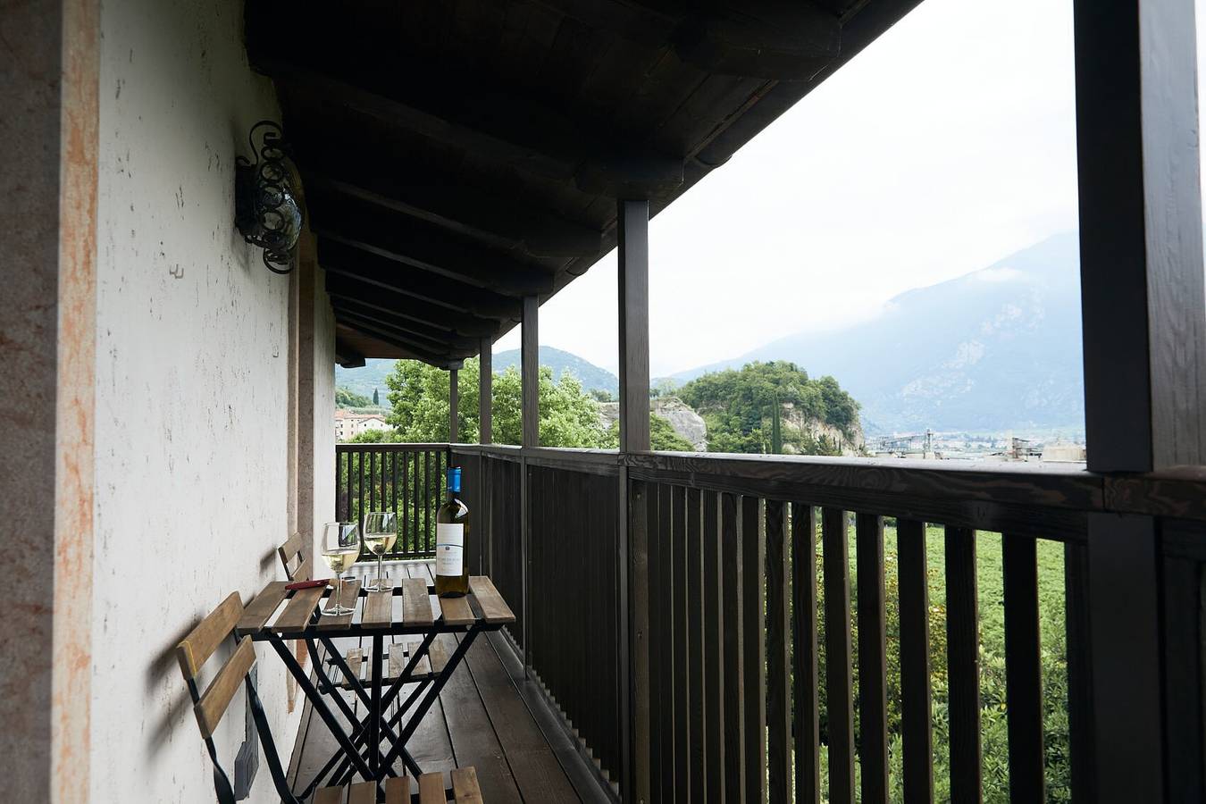 Ganze Wohnung, Ferienwohnung "Papavero" im Dachgeschoss mit Balkon, Blick auf die Berge und Wlan in Ceole, Riva del Garda