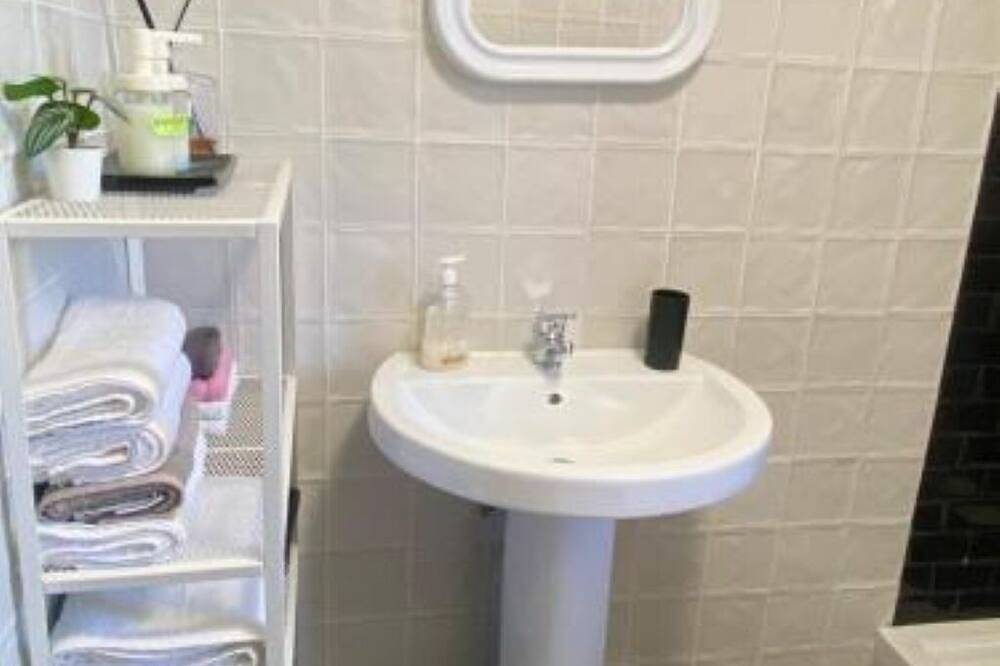 Entire apartment, Mareporto House-Free Wifi- 7 minutes from Airport of Fiumicino Rome in Fiumicino, Rome Province