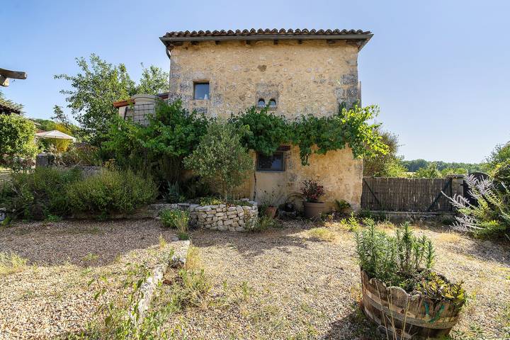 Le Pigeonnier – Charming Cottage for 2 with Shared Pool in La Tour-Blanche-Cercles, Périgord-Limousin Regional Nature Park