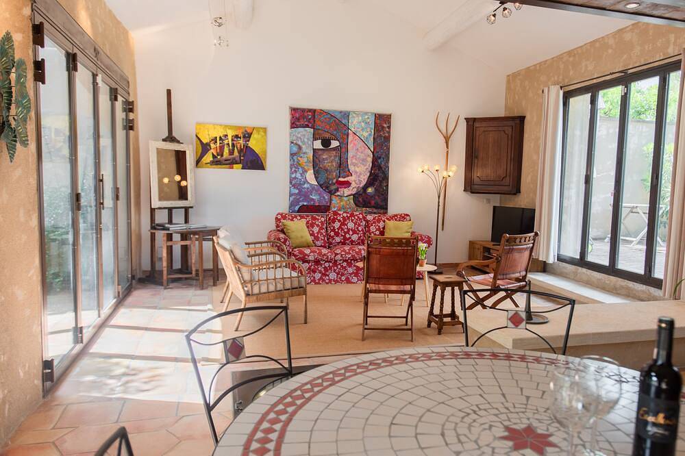 Characteristic country house with A/C and a pool in Séguret, Vaucluse
