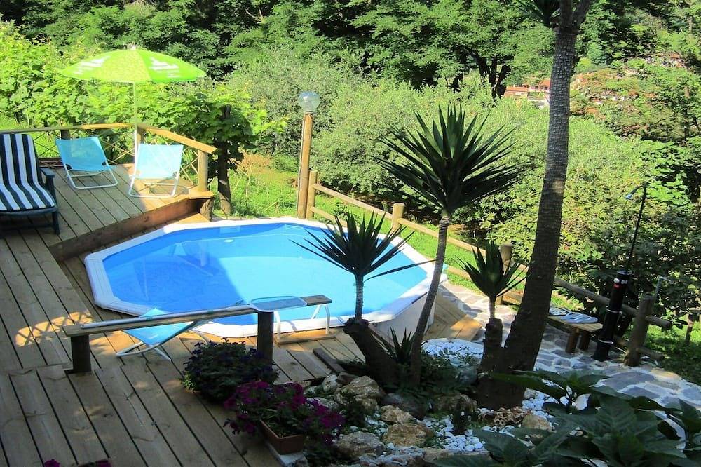 In den Hügeln. Teil einer Doppelhaushälfte mit Pool und Meerblick. in Strettoia, Pietrasanta