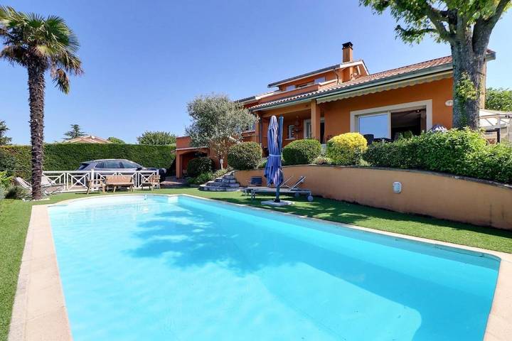 Location de vacances pour 8 personnes, avec Balcon et Terrasse ainsi que Jardin et Piscine à Montanay