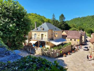 Chambre d’hôte pour 2 personnes, avec jardin ainsi que vue et terrasse, animaux acceptés à Saint-Amand-de-Coly