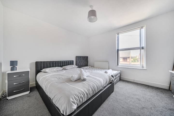 House Sleeps 8 with Hot Tub and Parking in Nottingham, East Midlands