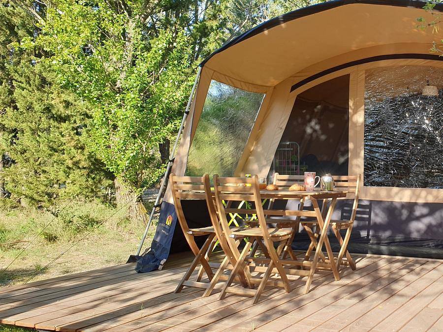 Flower Camping Les Rives De L'Aygues - Tente en toile et en bois 4 personnes - Tente prêt à camper 28 m² - terrasse semi-couverte - sans sanitaire in Tulette, Région de nyons
