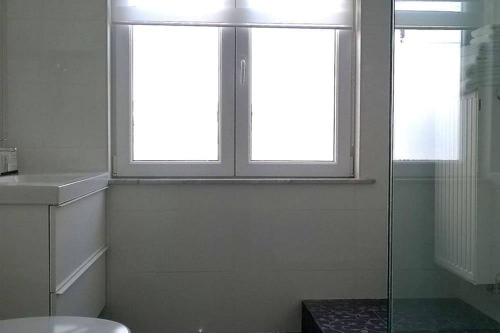 Entire apartment, Almost White, Near Train, Metro in Anderlecht, Flanders