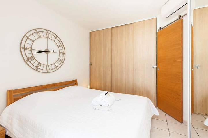 Entire apartment, Seafront - attractive 2-room apartment with large balcony in Cannes, Mediterranean Coast (France)