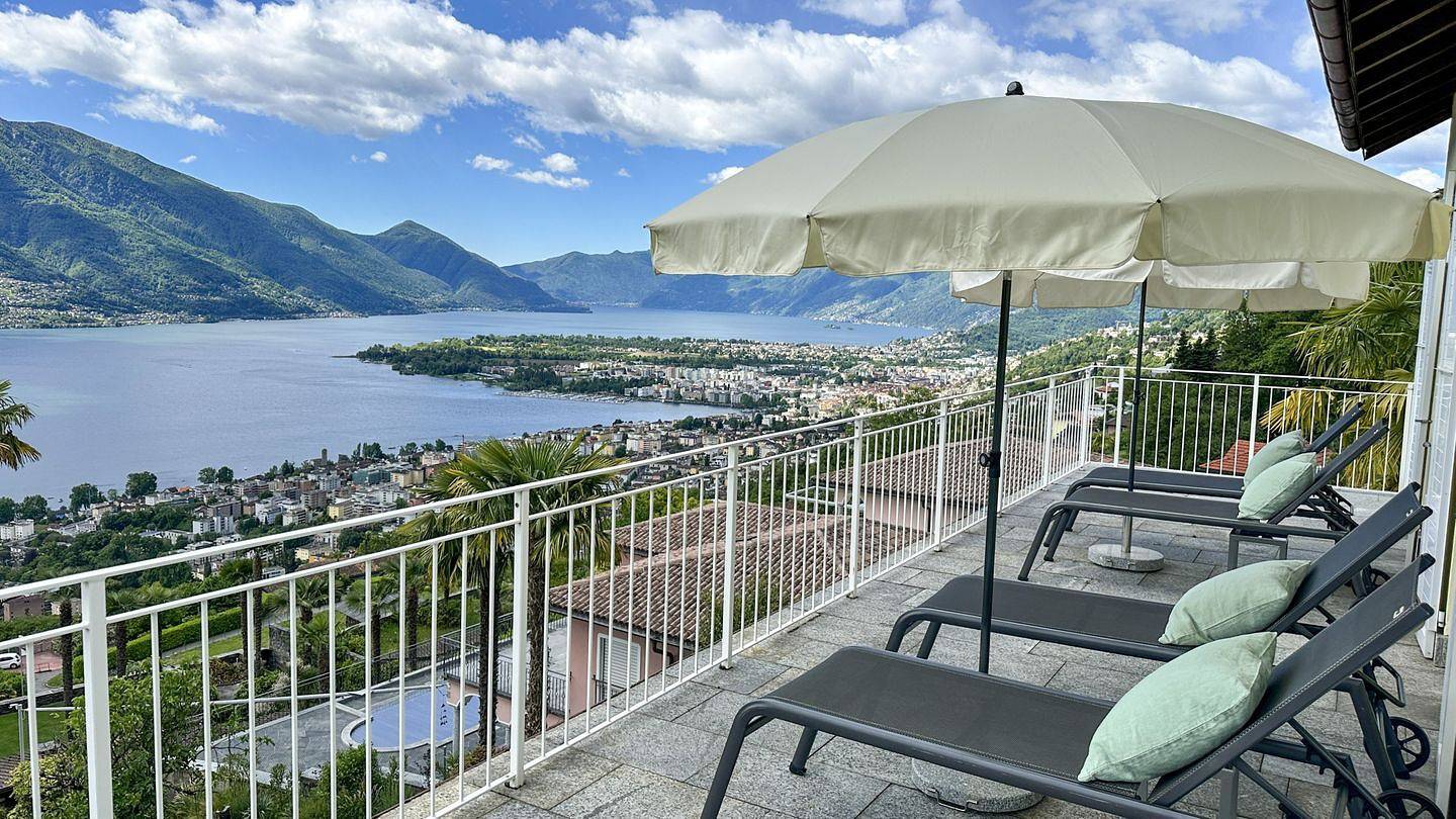 Die einzigartige Villa, umgeben von Park, Terrassen und Pool vereint zeitlose Eleganz in Minusio, Tessiner Alpen