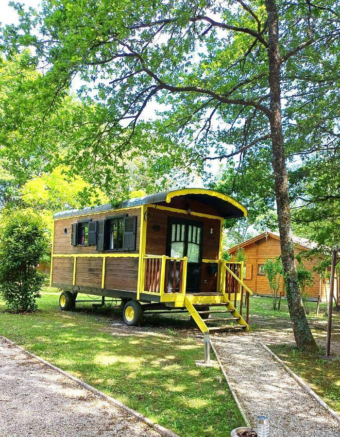 Camping pour 4 personnes, avec Terrasse et Jardin ainsi que Piscine et Vue