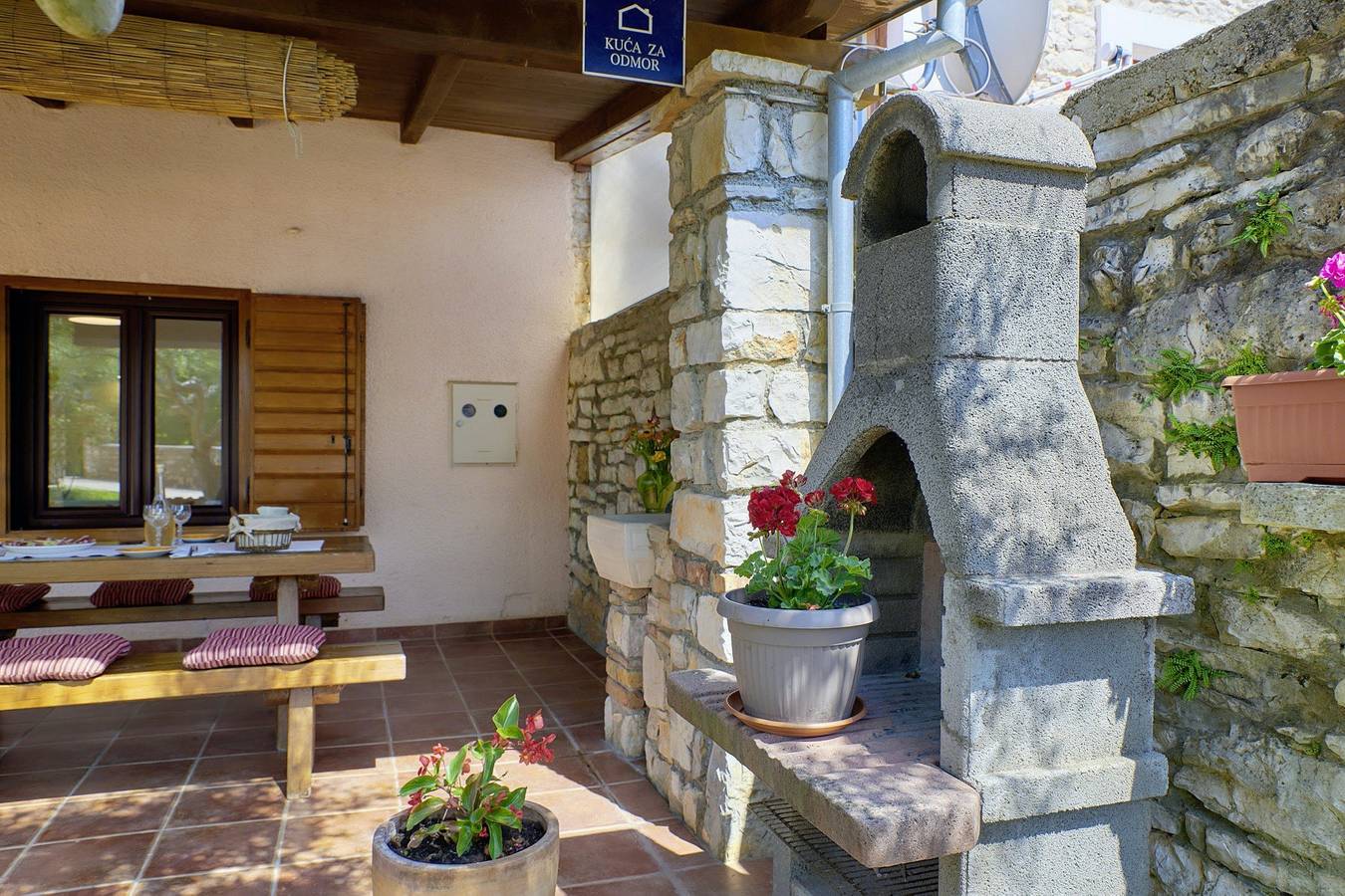 Ferienhaus Orihi * 2000 m2 eingezäunter Garten, überdachte Terrasse in Barban, Südküste Istrien