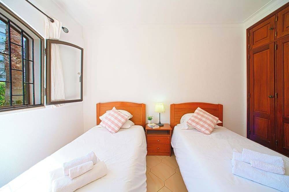 Apartamento entero, Apartamento en planta baja con jardín privado. 10 minutos de la marina in Quarteira, Distrito de Faro