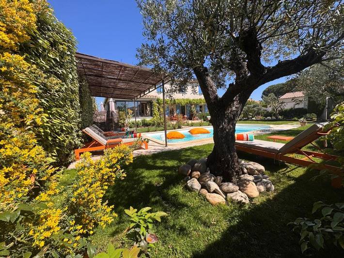 Chambre d’hôte pour 2 personnes, avec piscine et jardin ainsi que terrasse et vue