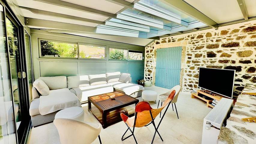 Location de vacances pour 15 personnes, avec piscine ainsi que jardin et vue à Vaux-en-Beaujolais - 4