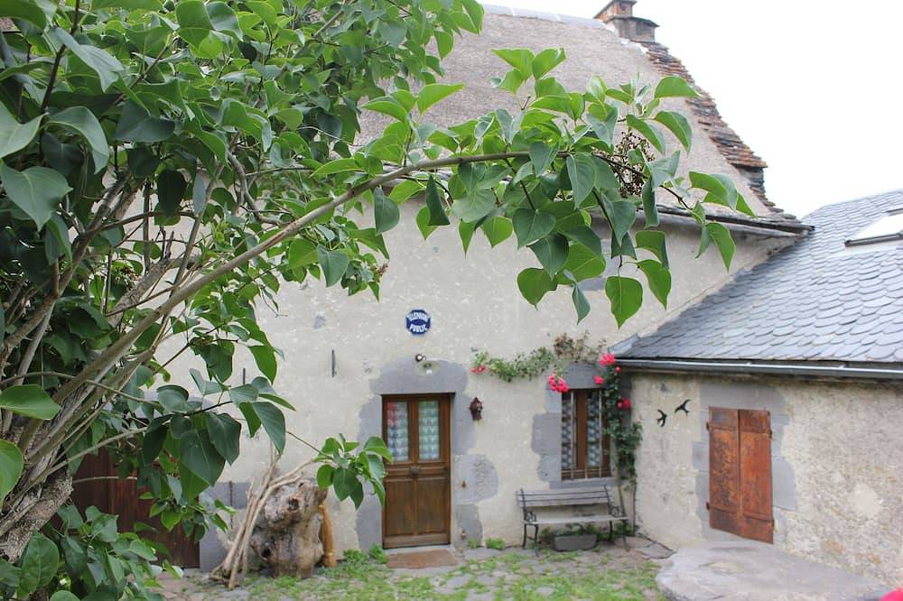 Unusual: A typical Auvergne house at the foot of the Sancy massif in Saint-Victor-la-Rivière, Regionaler Naturpark Volcans d'Auvergne