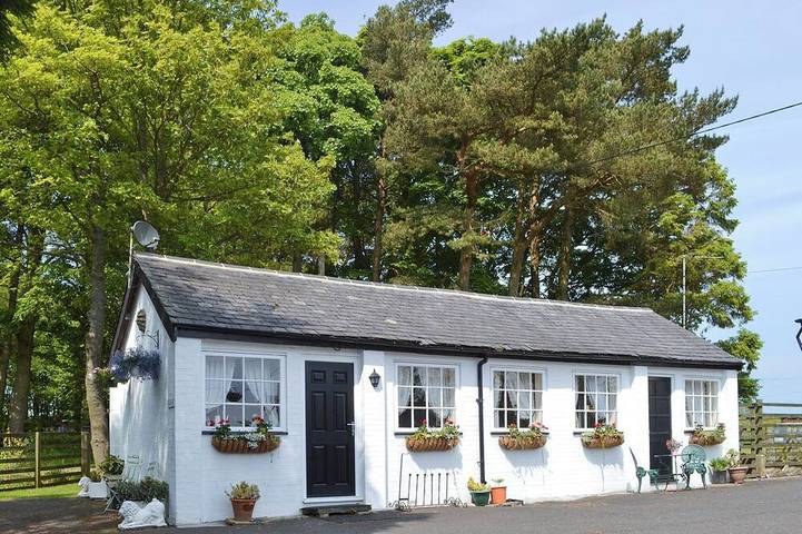 Cottage for 2 people, with garden and hot tub, with pets in Kielder Forest Park