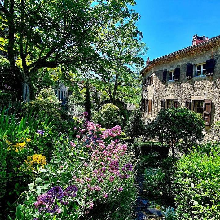 Chambre d’hôte pour 2 personnes, avec Terrasse ainsi que Jardin et Vue à Siaugues-Sainte-Marie
