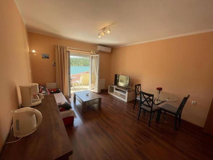 Ferienwohnung für 3 Personen, mit Garten und Pool sowie Balkon, kinderfreundlich in Obrovac - 2