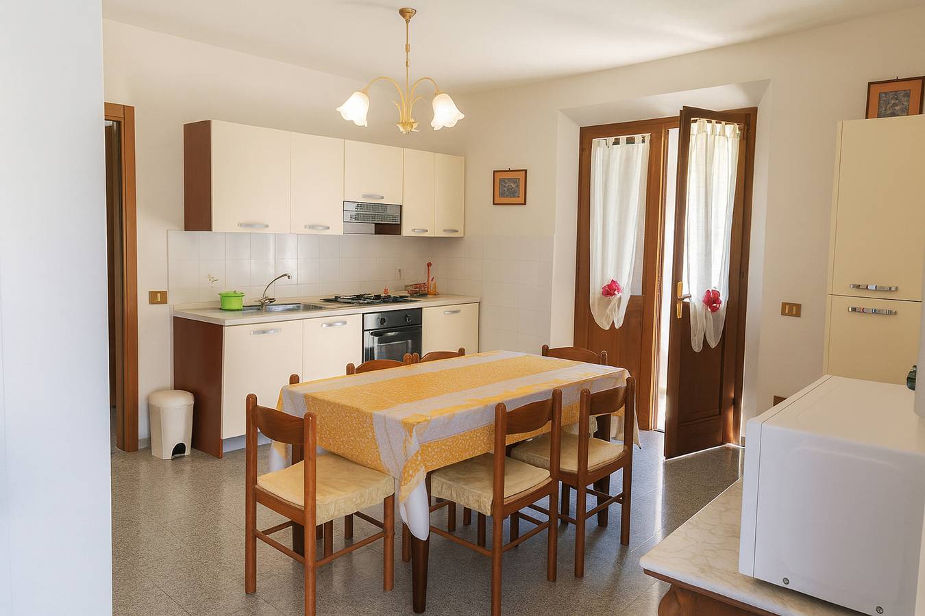 Entire apartment, Casa Tirrena 600m from sea in Marina di Massa, Massa